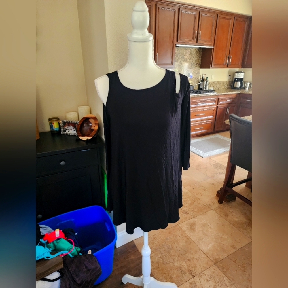 Lyss Loo open shoulder top